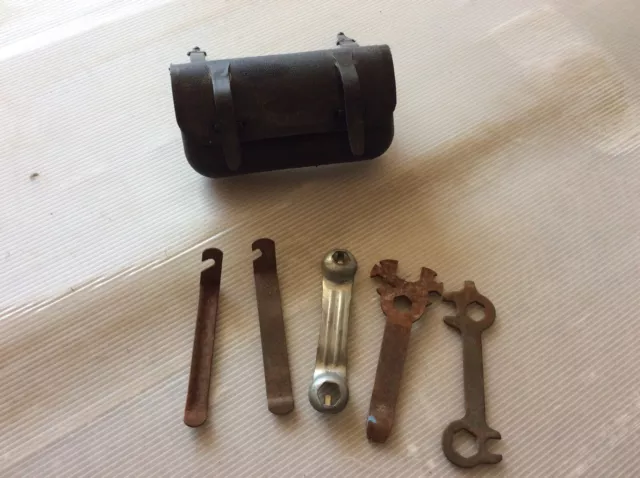 Ancienne boîte à outils avec accessoires pour réparation mobylette ,velo (n2)