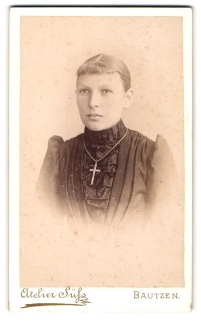 Fotografie Atelier Süß, Bautzen, Junge Dame im Kleid mit Kreuzkette