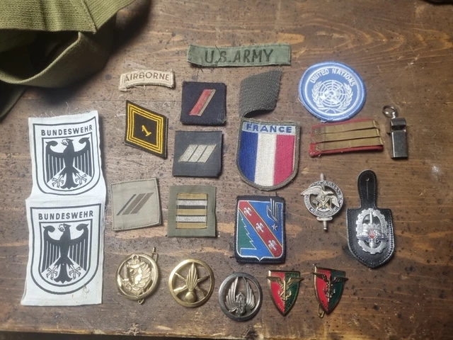 Livre Insignes Militaires De L'armée Française - Bel Ouvrage Illustré