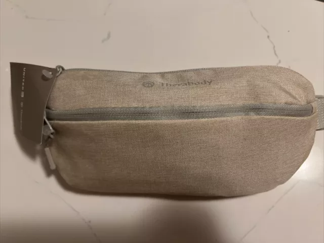 UNITED AIRLINES Polaris Therabody Theraface Cross Body Bag Business Amenity Kit