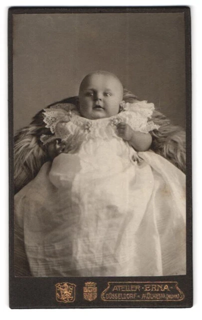 Fotografie Atelier Erna, Düsseldorf, Rossstraße 40, Wonneproppen im Taufkleid