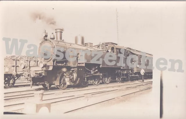 Orig. Foto Lok Nr. 6703 Berlin T6 Heizerseite von vorn mit Waggon (4640)