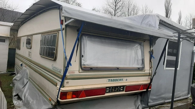 Wohnwagen mit festem Anbau auf Jahresstellplatz