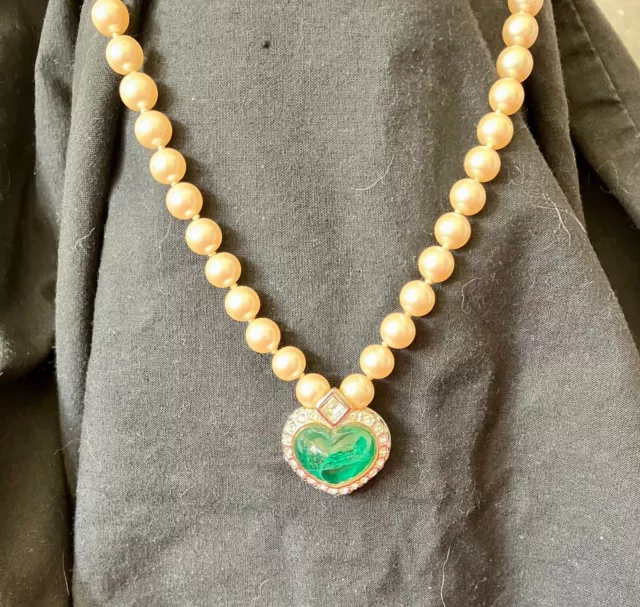 Faux Pearl Collar Necklace with Green Heart Shaped Pendant