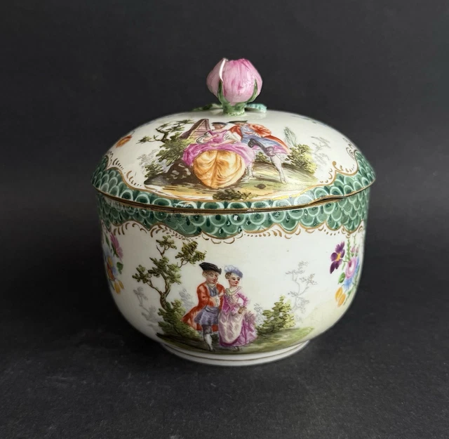 Grande Boîte / Bonbonnière Ancienne style Capodimonte - Fleurs en Relief (Barbotine) - Décoration