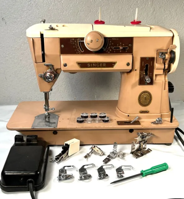 Máquina de coser Singer 401A 1956 corredor fuerte con accesorios mostrada seda 2 cuero