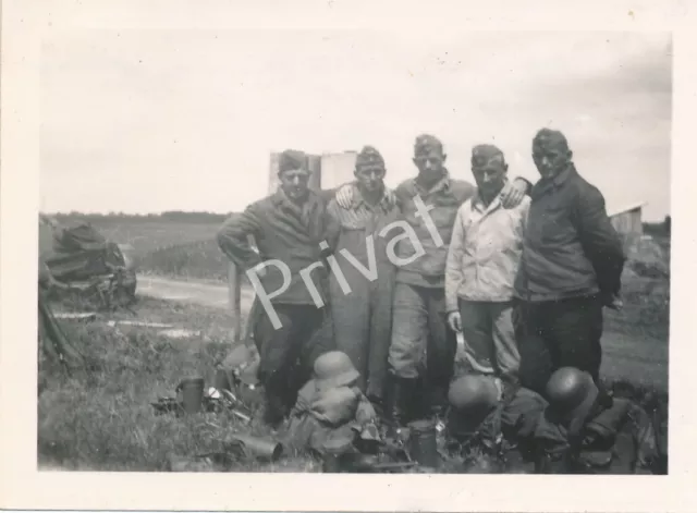 Foto WK II Wehrmacht Soldaten Uniform am Straßenrand Maintenon France K1.15