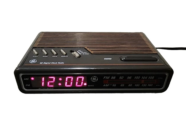 Vintage GE Digital Alarm Clock Radio AM FM Woodgrain Model 7-4612B