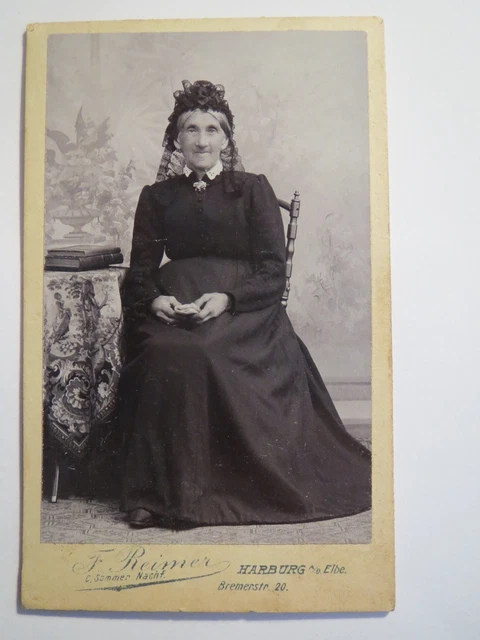 Harburg a .d. Elbe - sitzende alte Frau im Kleid mit Haarschmuck Portrait / CDV