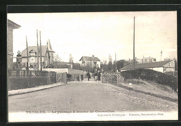 CPA Presles, Le passage à niveau de Courcelles