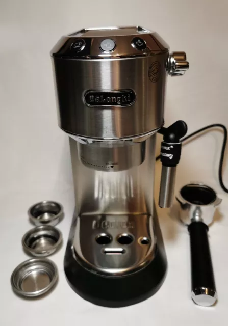 Máquina de espresso con bomba tradicional estilo DeLonghi Dedica EC685 M plateada