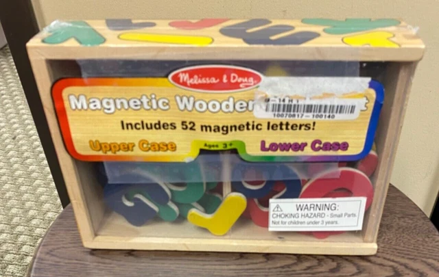 Melissa & Doug Deluxe Magneten – Buchstaben & Zahlen Im Holz-Koffer, 52 Buchstaben + 32 Zahlen, Ab 3 Jahren
