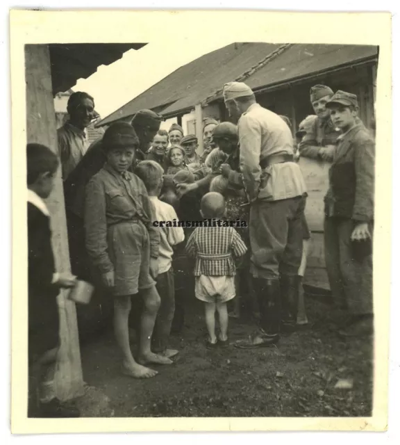 Orig. Foto Ungarn Soldaten mit Kinder Bevölkerug in Karpathen Pruth Ukraine 1941