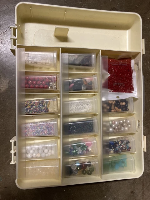 Caja organizadora de cuentas llena de cuentas