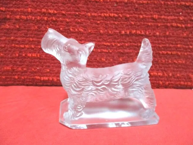 Petite statuette en verre moulé : " Fox Terrier "