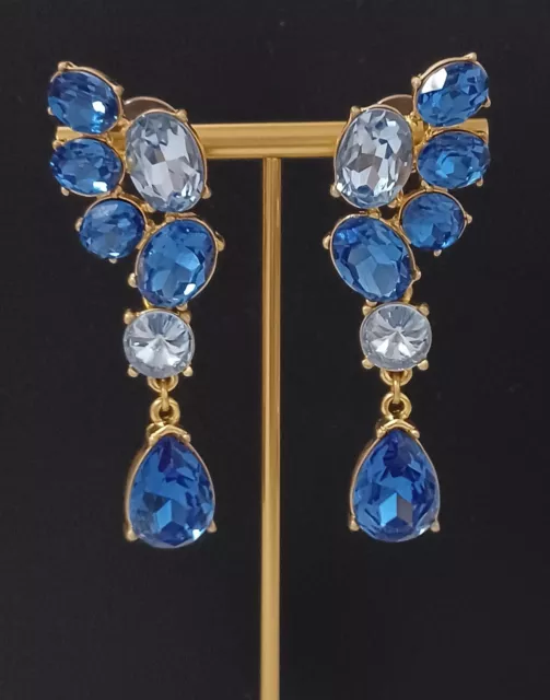 Oscar de la Renta- Boucles d'oreilles incrustées de cristaux bleus.