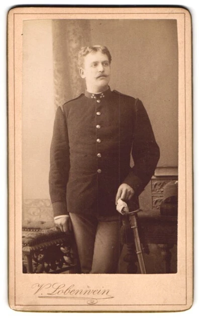 Fotografie V. Lobenwein, Klagenfurt, Völkermarkterstraße 1, Soldat mit Säbel in