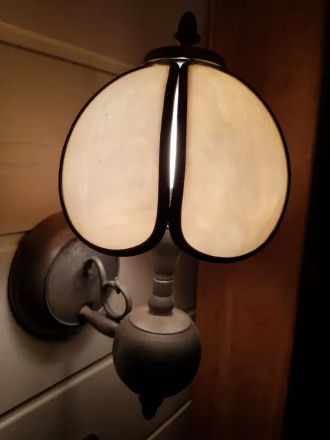 Wandlampe, Zinngestell und Zinnglaseinfassung, beige Lampenschirm, dezent gemust