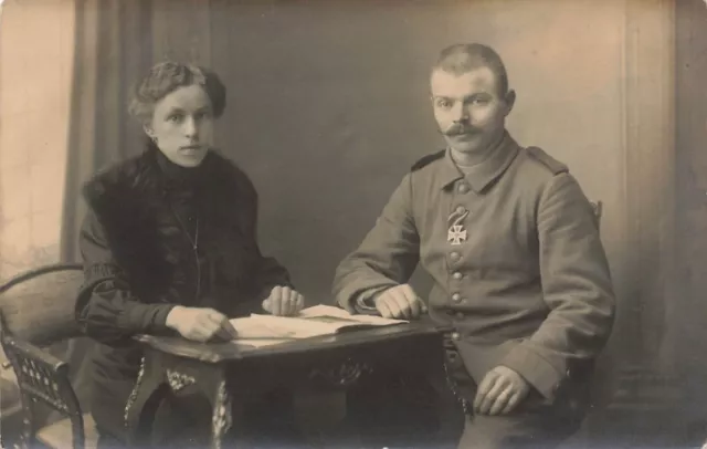 Fotokarte 1.WK  Portrait Soldat mit seiner Frau nach EK-2 Verleihung