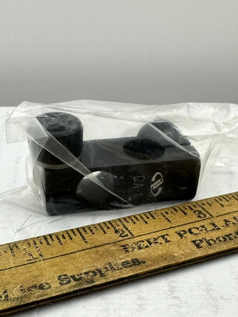 One NEWPORT CA-1 OPTICAL POST CLAMP RIGHT-ANGLE FOR 0.5" OPTICAL POST