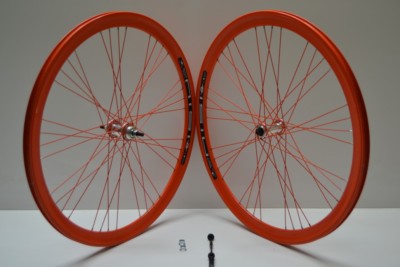 bicicletta fixed old style nero e arancione cerchi 28