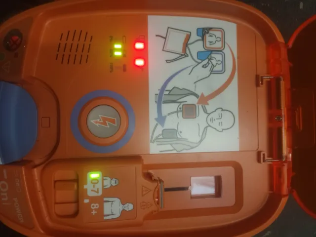 Défibrillateur  Cardiolife AED 3100 Par Nihon Kohden  Signal  Vocal En...