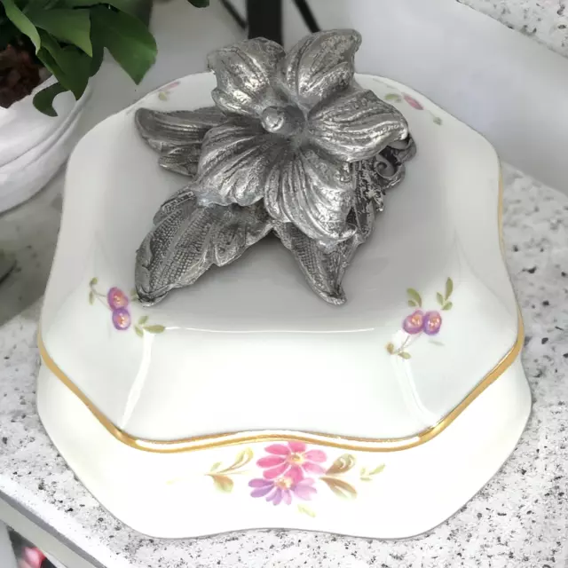Bonbonnière porcelaine Limoges boîte bijoux ancienne art déco blanc fleur metal