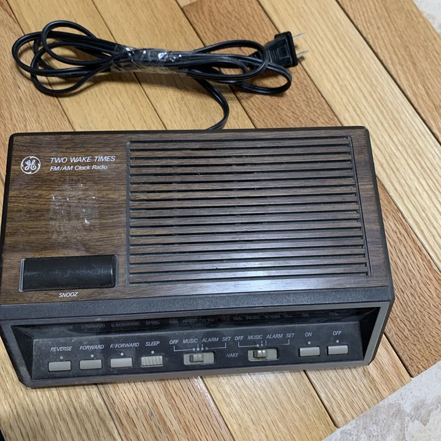 GE ALARM CLOCK AM/FM Radio Model 74616B Two Wake Times Red LED Snooz