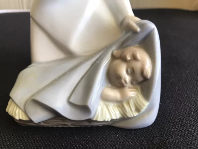 Vintage  Lladro Figure  Angel and Baby Jesus.￼￼ Porcelain, Excellent Condition. 2