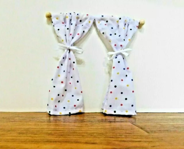 DOLLS HOUSE 1/12th PAIR OF MULTI SPOT CURTAINS ON REMOVABLE PINE POLE