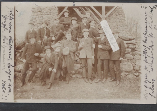 Studentika Studenten Gruppe  vor .....  Burg  alte Fotokarte gest. Freiburg 1913