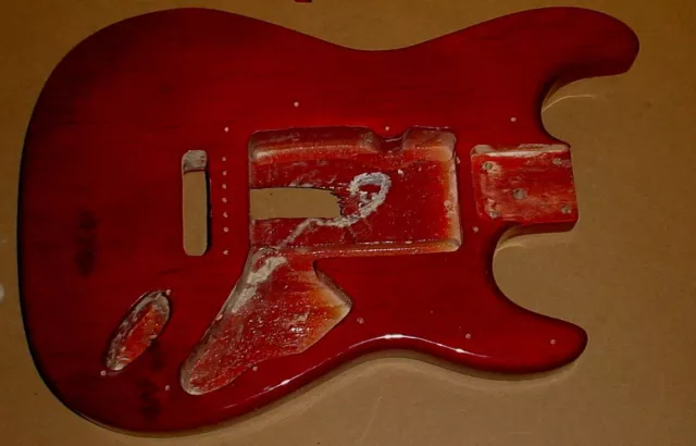 corps type stratocaster rouge lie-de-vin