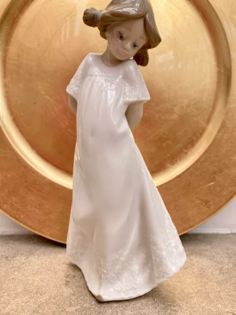 NAO BY LLADRO FIGURINE  'So Shy' #1109 Porcelain Girl Daisa 1991