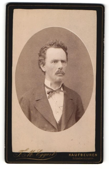 Fotografie F. M. Eggart, Kaufbeuren, Portrait Herr mit zurückgekämmtem Haar und