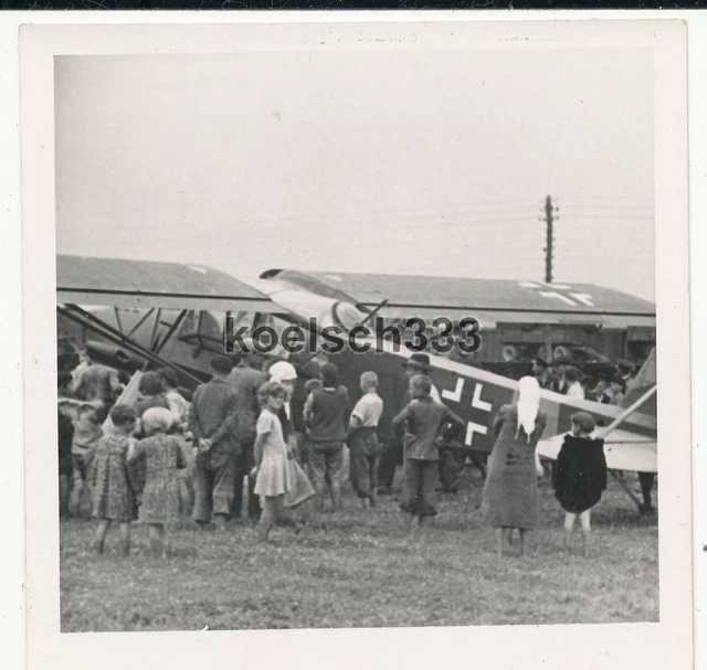 Foto Kinder an einem Fieseler Storch Fi 156 Flugzeug der Luftwaffe im Osten ...