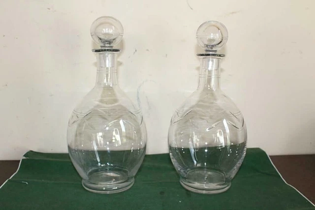 Ancienne Paire de Carafes en Verre