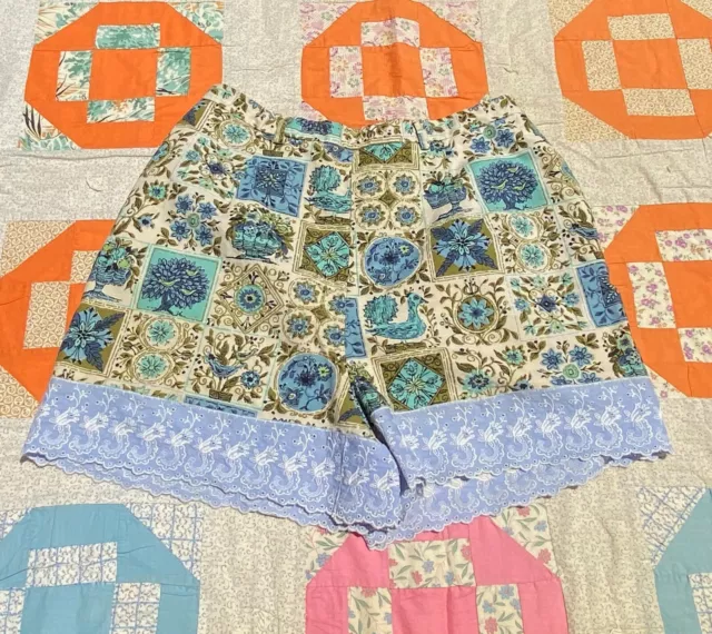 vintage 1960s shorts   blue country folk novelty print with lace trim 2