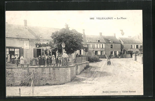 CPA Ville-Langy, La Place, vue de la rue im Ortskern