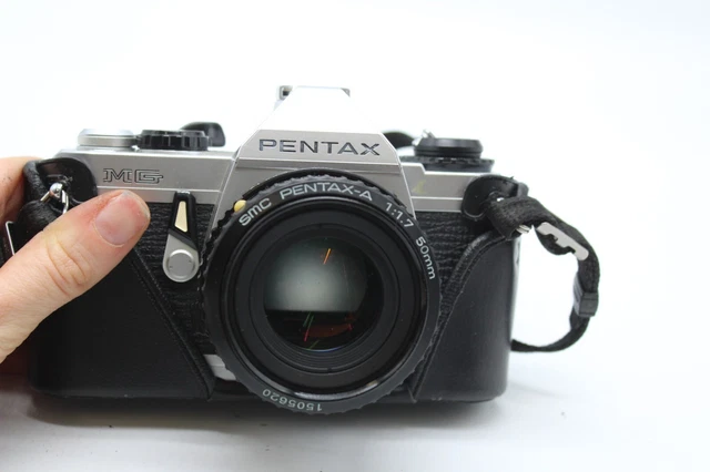 Cámara réflex F vintage Pentax MG con lente SMC Pentax-A 1,7 50 mm en estuche.