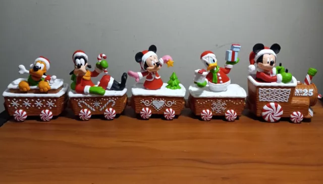 2016 Hallmark Mickey Mouse Disney Christmas Express Musical Train with 5 Cars