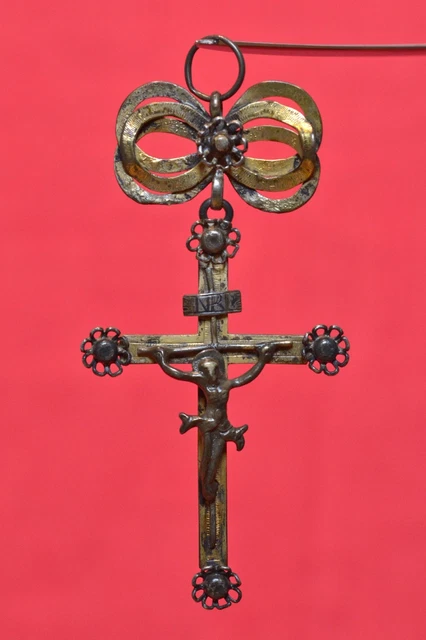 Pendentif Ancien Crucifix En Bronze Et émail Doré - Vintage - Dimensions 5.5 X 4 Cm