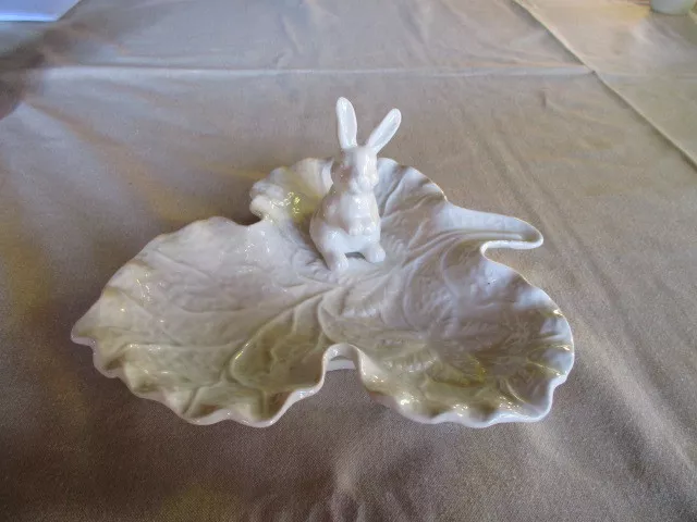 Schöne Schale in Form eines Blattes mit einem sitzenden Hasen Porzellan altweiß