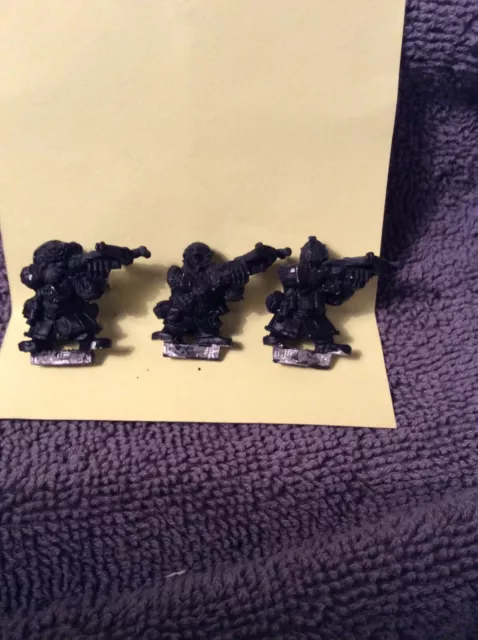 3 Metal Warhammer Dwarf Crossbowmen - Undercoated