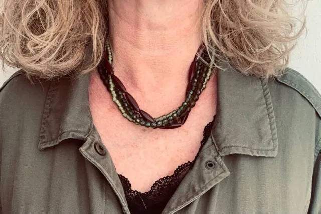 Collier Ras de cou perles 4 rangs vert et bordeaux