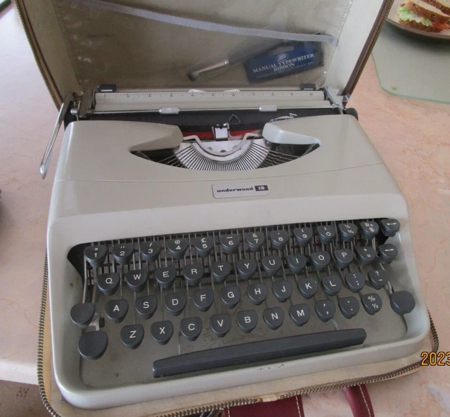 Máquina de escribir Underwood 18 Italiana vintage con estuche en funcionamiento