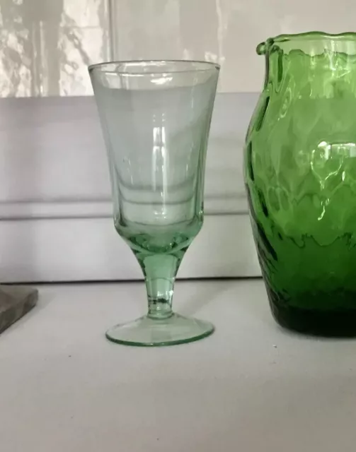 Antik Schnapsglas Glas grün auf Fuß selten 2