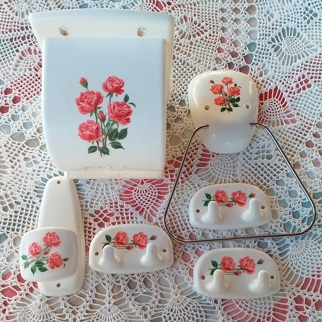 Lot Accessoires Salle De Bain Vintage SYLA - Blanc Fleurs Roses, 6 Pièces (porte-serviettes, Crochet, Dévidoir)