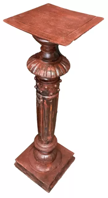 Antiguo pedestal, columna, repisa, ménsula, peana de madera de nogal efecto óxid