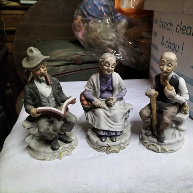 3 sujets petits vieux en biscuit polychrome