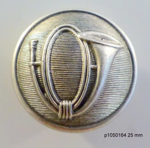 BOUTON  couleur  argent   :   CHASSE/VENERIE   TROMPE/COR  25 mm  P1050164